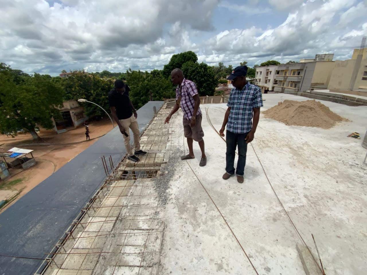 Inspection de toiture en cours de r&eacute;alisation