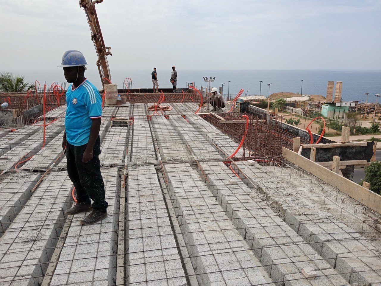Ferraillage de toiture, chantier en bord de mer