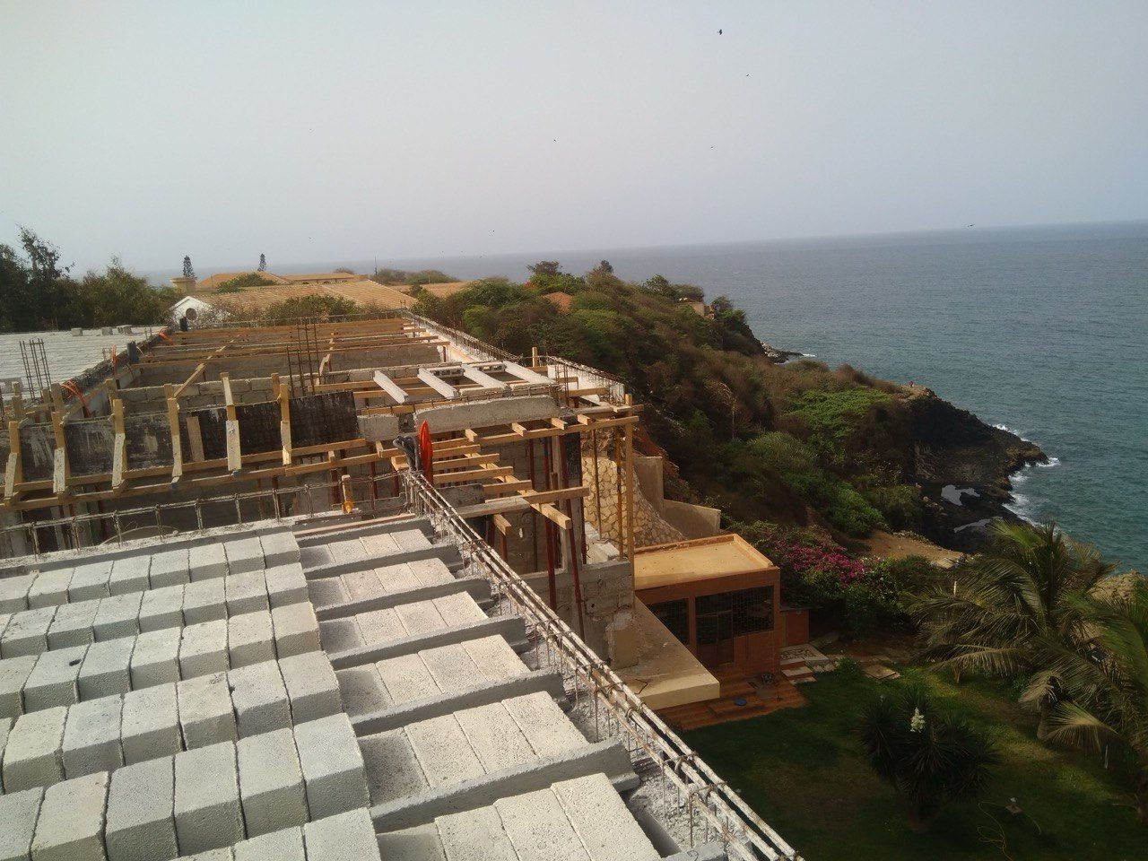 Vue d'ensemble d'un chantier en bord de c&ocirc;te